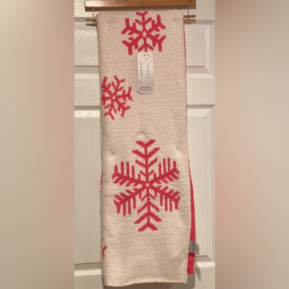 BNWT Nicole Miller Viral Pink Snowflake Blanket